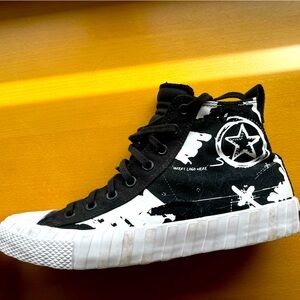 Men converse Chuck Taylor 10.5   Lightly used. Black and white.